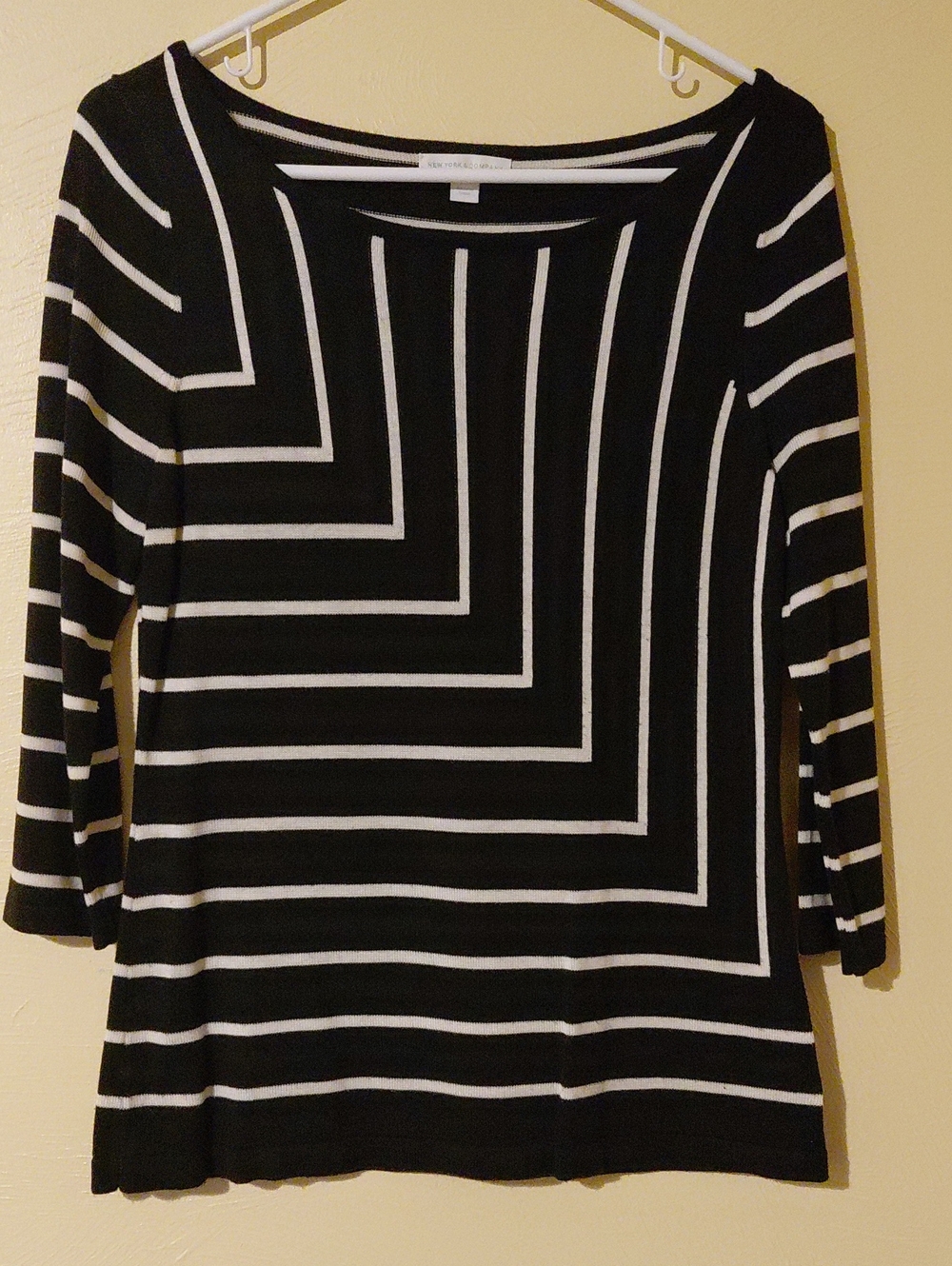 New York & Company Black and White Geometric Stripe Long Sleeve Top